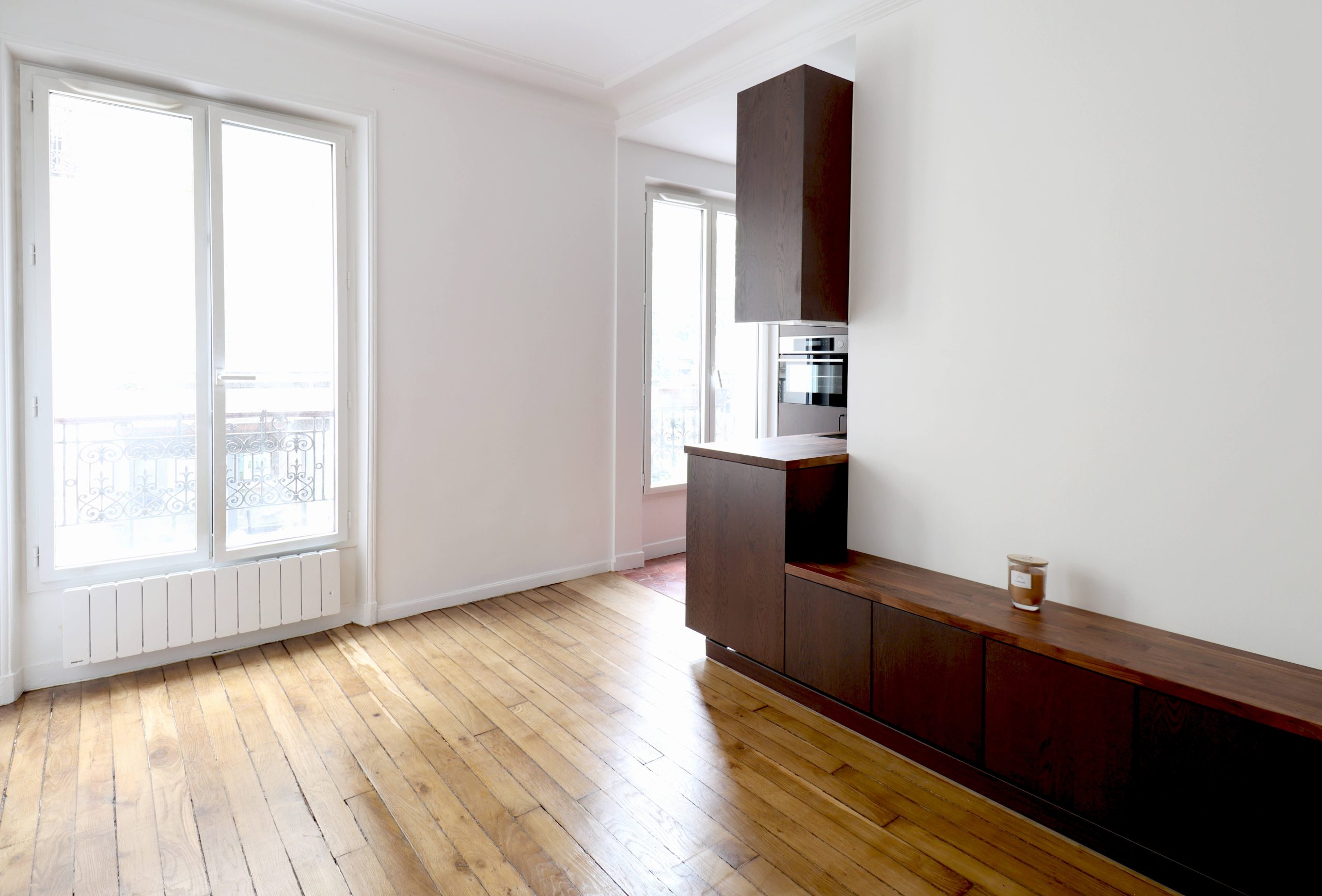 salon et cuisine ouverte avec meuble en bois