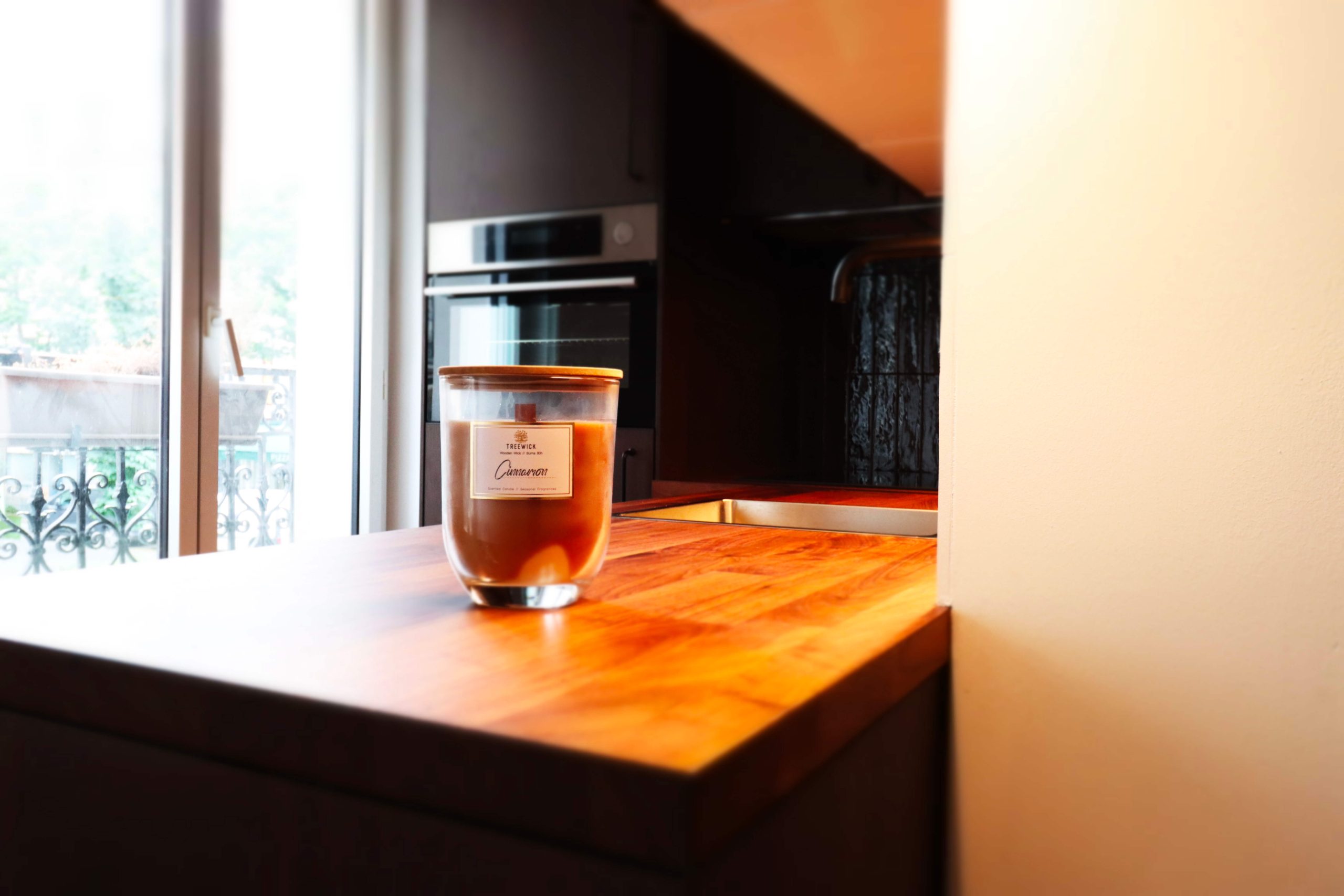 Plan de travaille en bois avec un bougie dessus