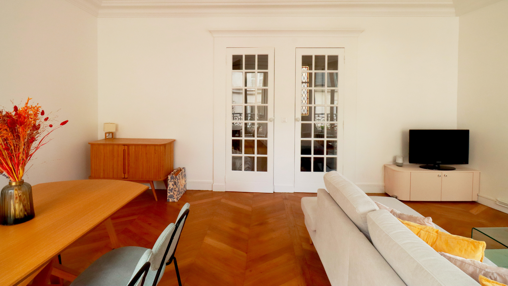 Salon modern peint en blanc