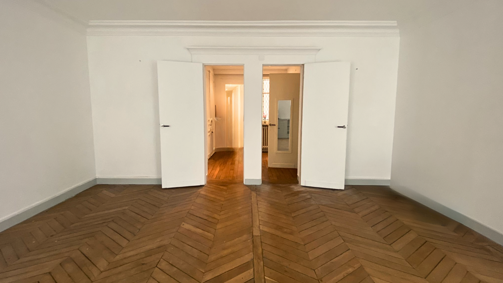 Salon ancienne avec deux portes