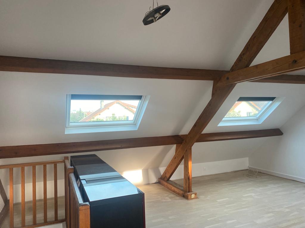 Comblés maison isolé avec poutres en bois