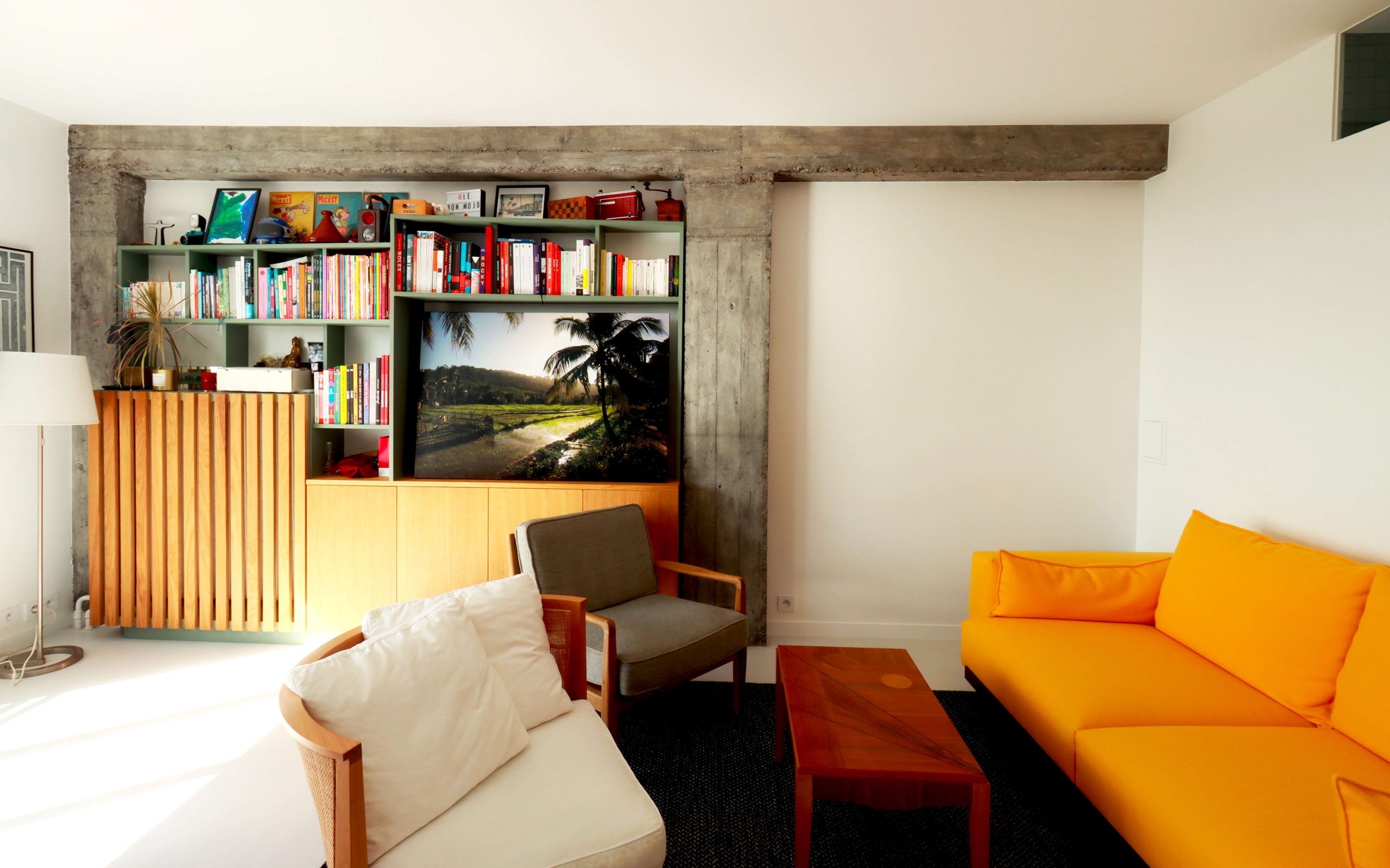 Canapé jeune moutarde dans salon