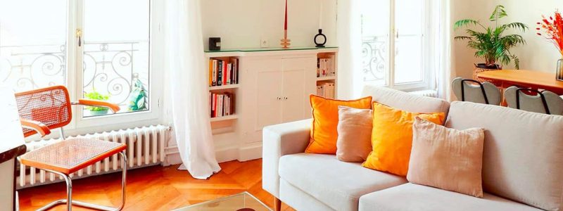 salon et salle à manger avec table basse et canapé