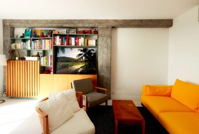 Canapé jeune moutarde dans salon