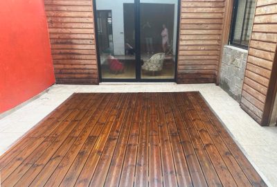 Terrasse en bois dans une petite cour intérieure